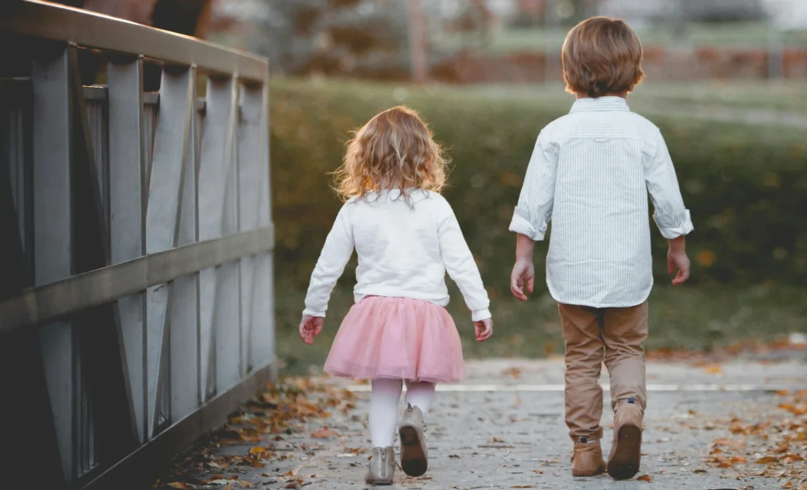 niños hermanos caminando haciendo referencia al derecho de familia