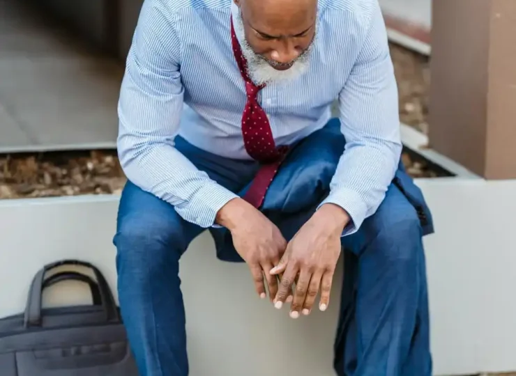 hombre frustrado en la calle por ser despedido