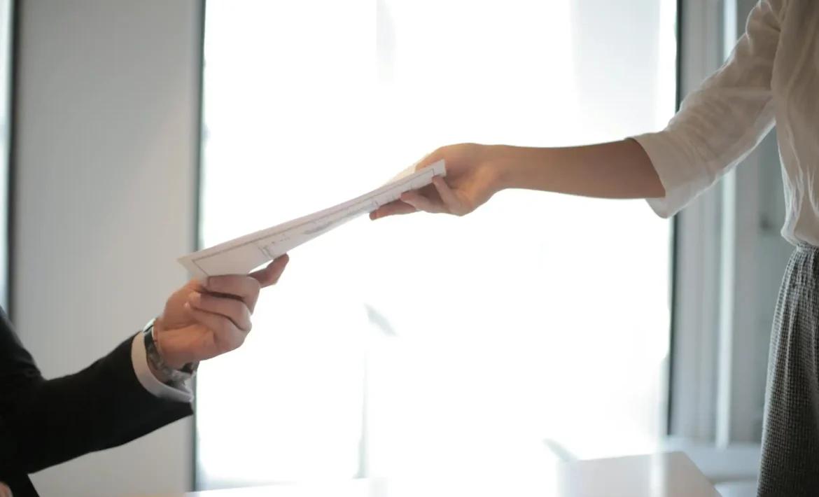 Abogado dandole el contrato a su cliente