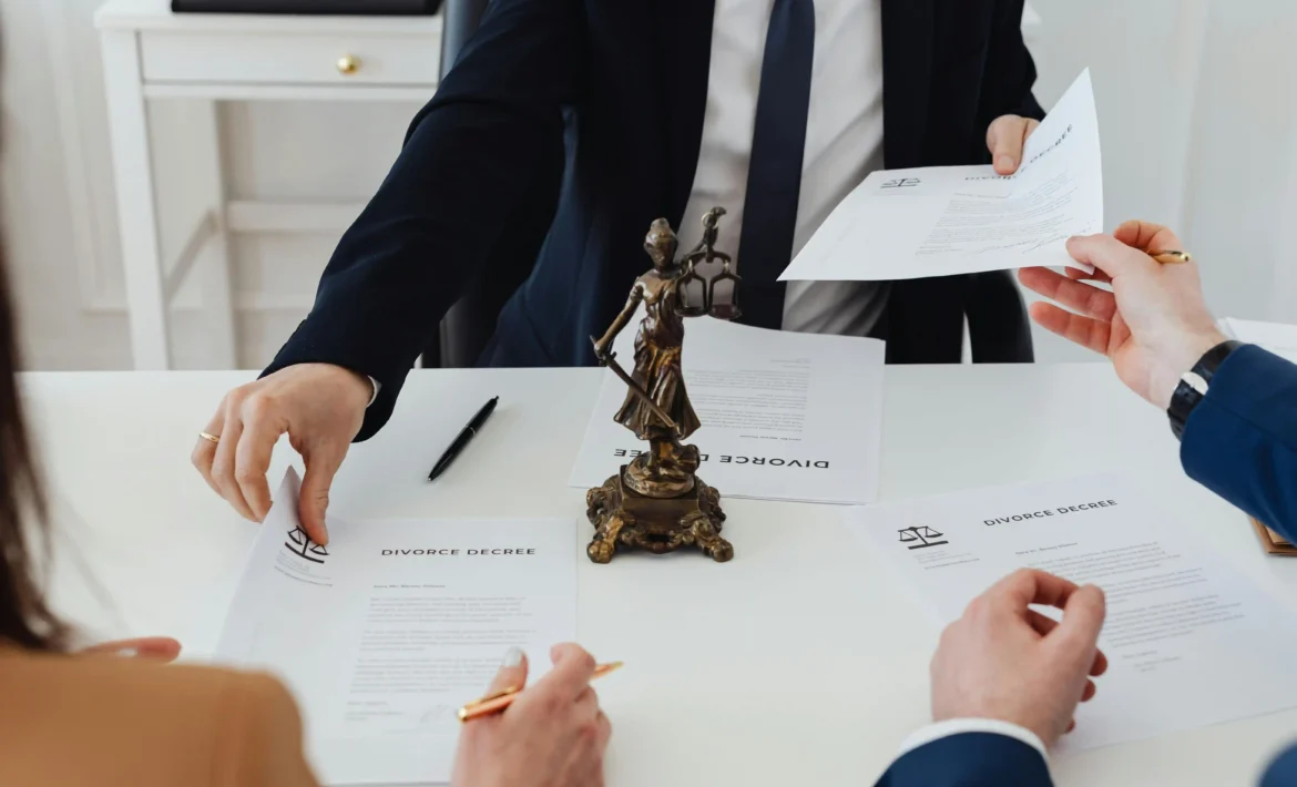 ex pareja firmando contrato de compensacion economica en el escritorio de su abogado