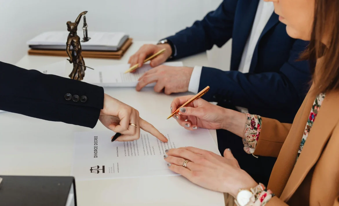 hombre y mujer firmando un divorcio en el escritorio de su abogado de familia