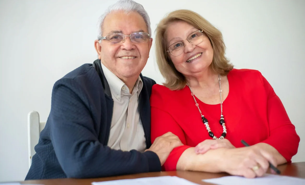 Matriomonio de jubilados sonriendo por su tramite previsional resuelto