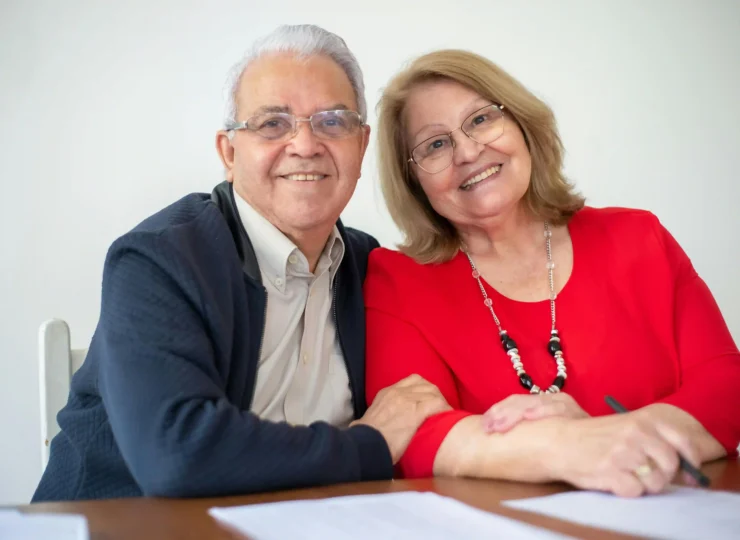 Matriomonio de jubilados sonriendo por su tramite previsional resuelto