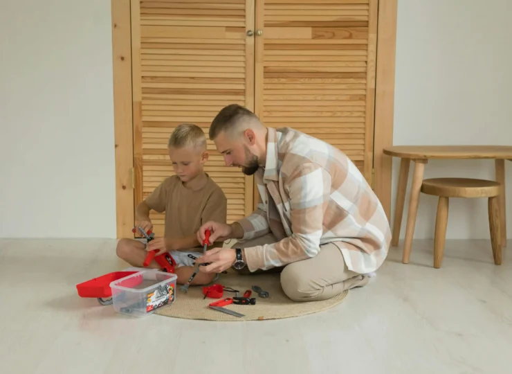 Padre jugando con su hijo en el living de la casa